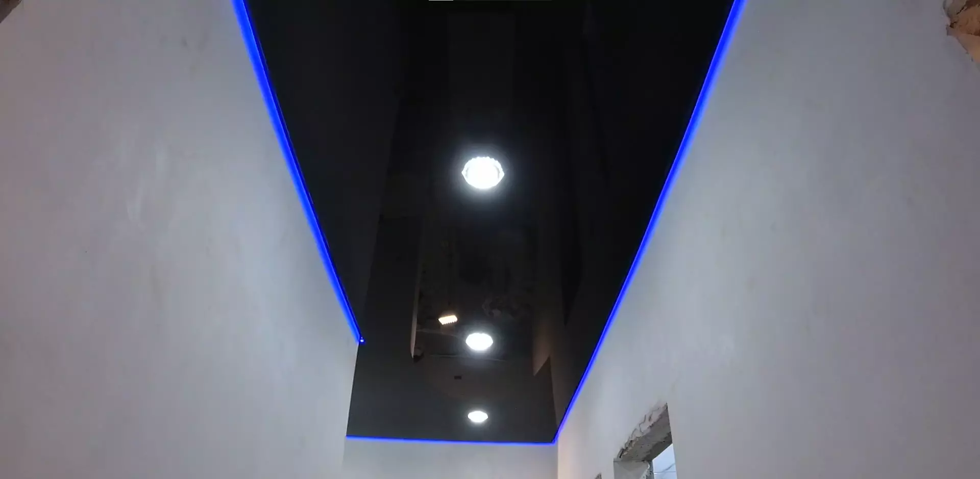 Черный натяжной потолок с подсветкой