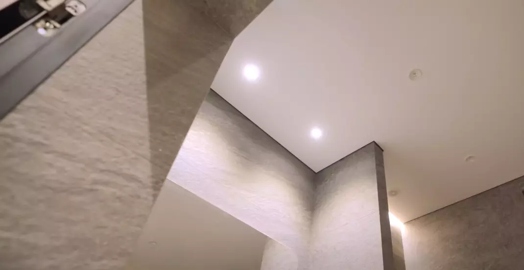 Парящий натяжной потолок для ванной