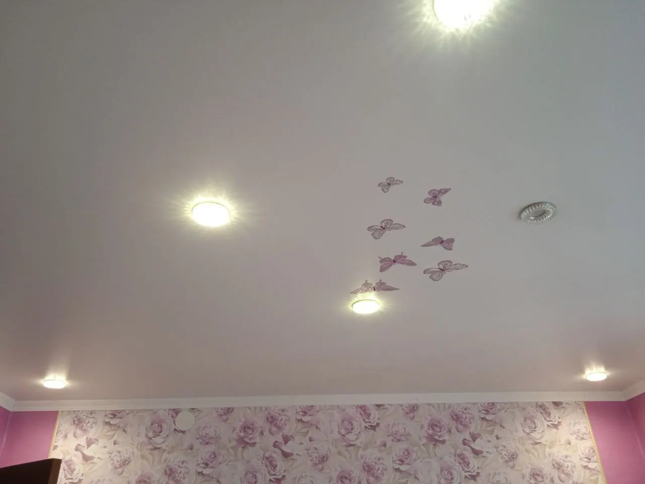 Натяжной потолок в детскую с точечными светильниками — Казань, Татарстан, 52, фото 1